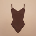 NovaShape Comfort Contour Bodysuit in bruin, vrijstaand productbeeld met gladde afwerking en geïntegreerde slip.
