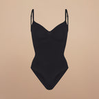 NovaShape Comfort Contour Bodysuit in zwart, vrijstaand productbeeld met geïntegreerde slip en strakke pasvorm.