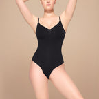 NovaShape Comfort Contour Bodysuit in zwart met geïntegreerde slip, vooraanzicht op model met gladde shaping en slanke pasvorm.