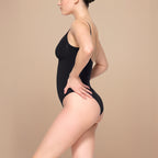 NovaShape Comfort Contour Bodysuit zwart met geïntegreerde slip, zijaanzicht op model met glad shaping-effect.