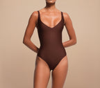 NovaShape Smooth Contour Bodysuit String in bruin, vooraanzicht met gladde shaping en diepe V-hals.
