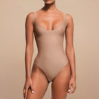 NovaShape Smooth Contour Bodysuit String in nude met zijdezachte afwerking, vooraanzicht.