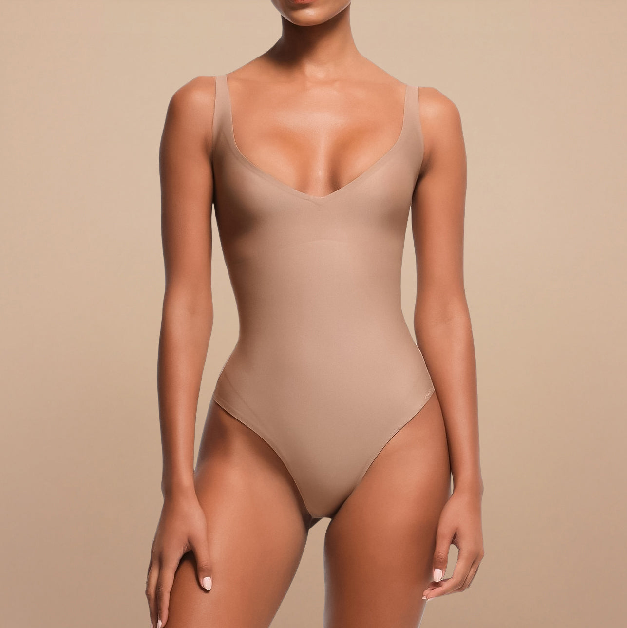NovaShape Smooth Contour Bodysuit String in nude met zijdezachte afwerking, vooraanzicht.