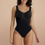 NovaShape Tank Sculpting Bodysuit String zwart, vooraanzicht op ander model met naadloze shaping en glad silhouet.
