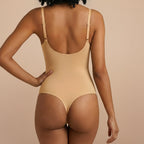 Achteraanzicht corrigerende sculpting bodysuit string beige – shapewear rug en billen