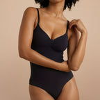 Vooraanzicht sculpting bodysuit string zwart – corrigerende shapewear met glad silhouet
