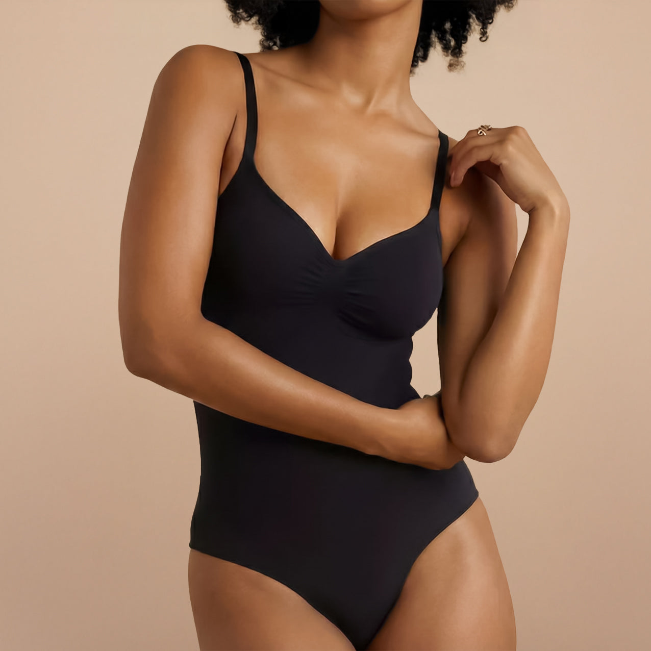 Vooraanzicht sculpting bodysuit string zwart – corrigerende shapewear met glad silhouet